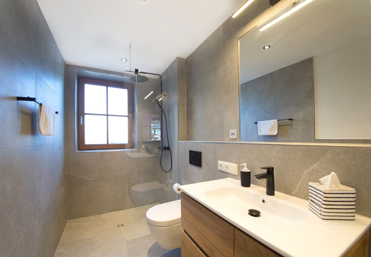 modernes badezimmer mit spiegelbeleuchtung