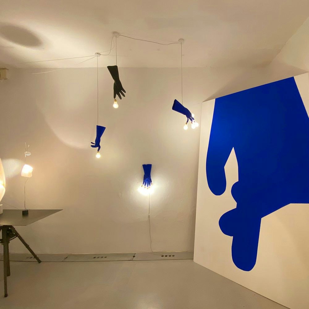 Ingo Maurer LED Wandlampe Luzy On The Wall Gummihandschuh blau thumbnail 4