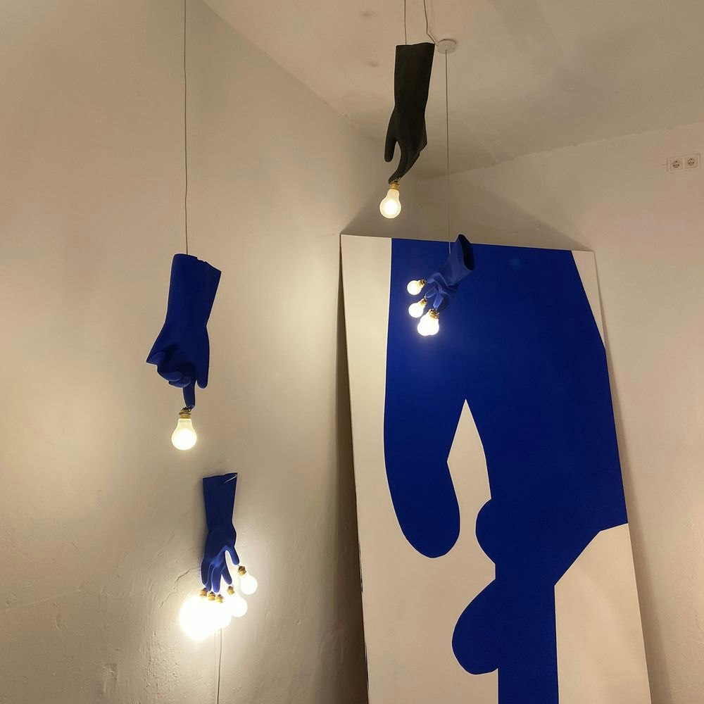 Ingo Maurer LED Wandlampe Luzy On The Wall Gummihandschuh blau thumbnail 5