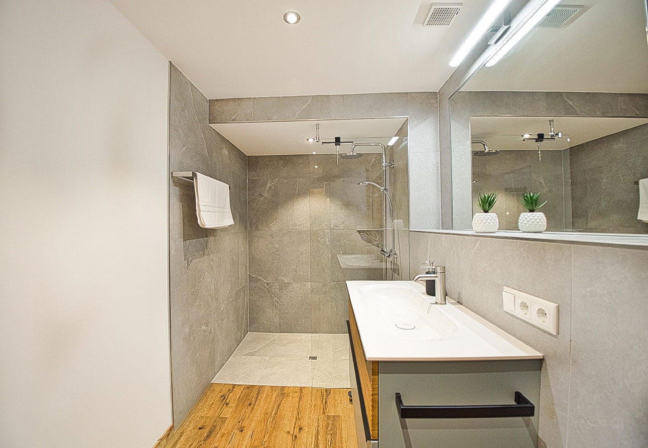 modernes badezimmer mit spiegelleuchten und spots