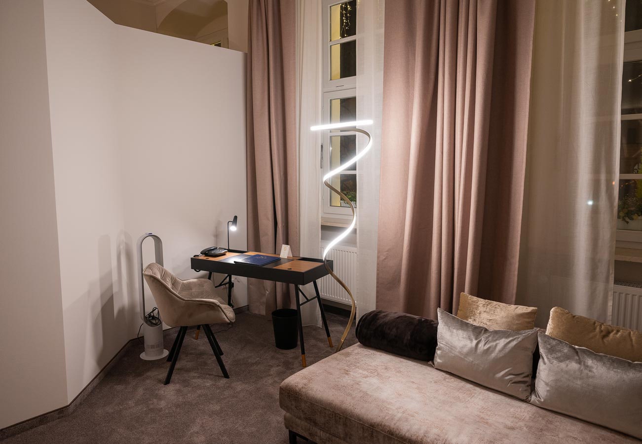 Interessante Lichteffekte mit moderner Stehleuchte im Hotelzimmer