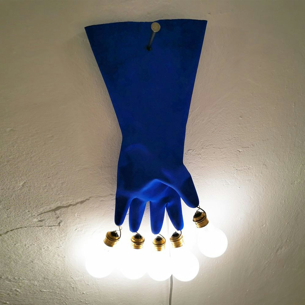 Ingo Maurer LED Wandlampe Luzy On The Wall Gummihandschuh blau 1