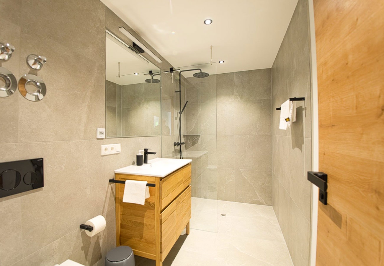 badezimmer modern mit holz und spotbeleuchtung 