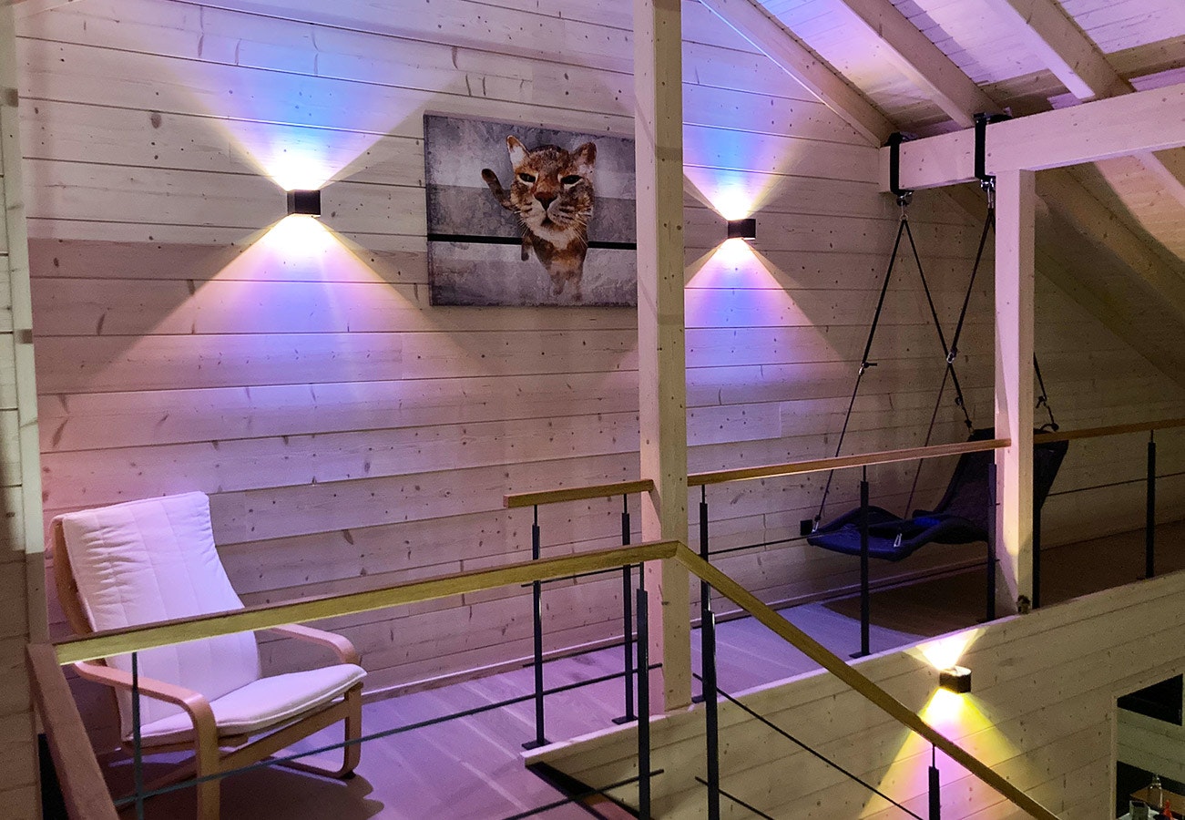 s.LUCE IXA Effektlampen mit Farbfilter im Holzhaus