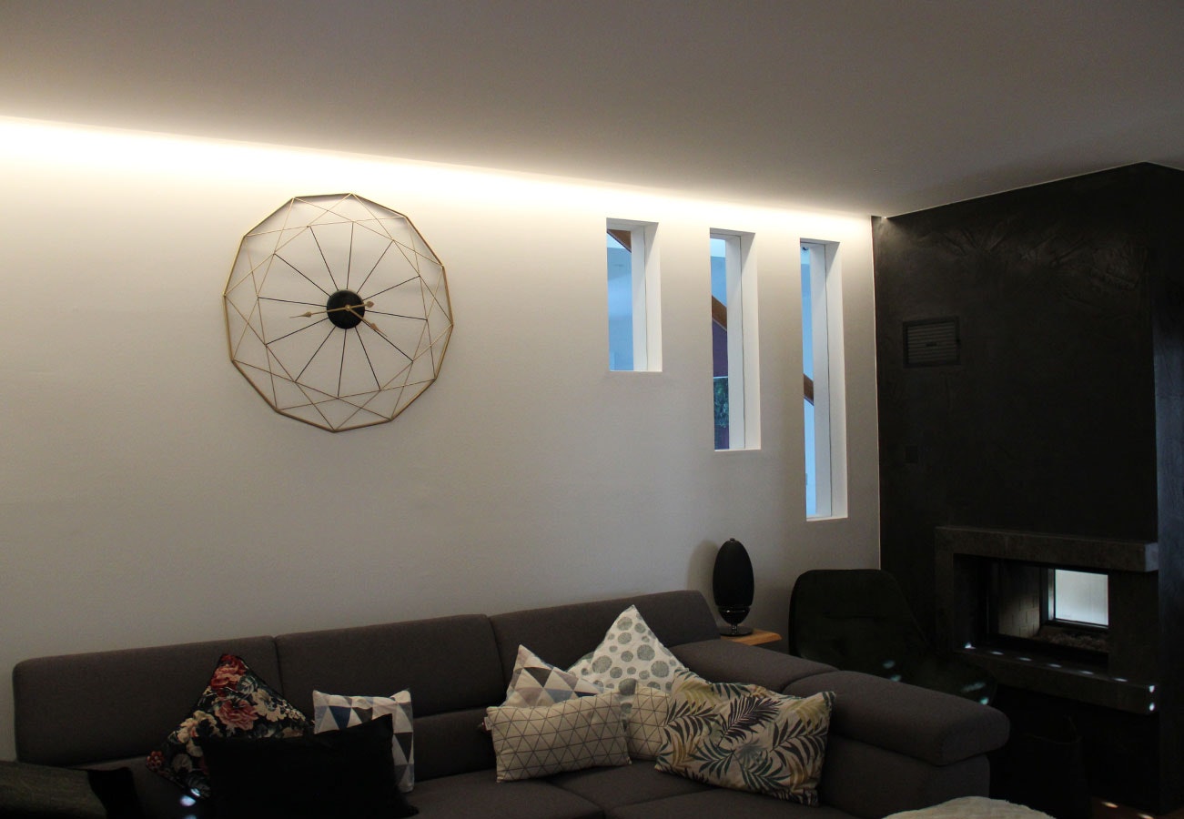 Wohnzimmer indirekte Beleuchtung Couch