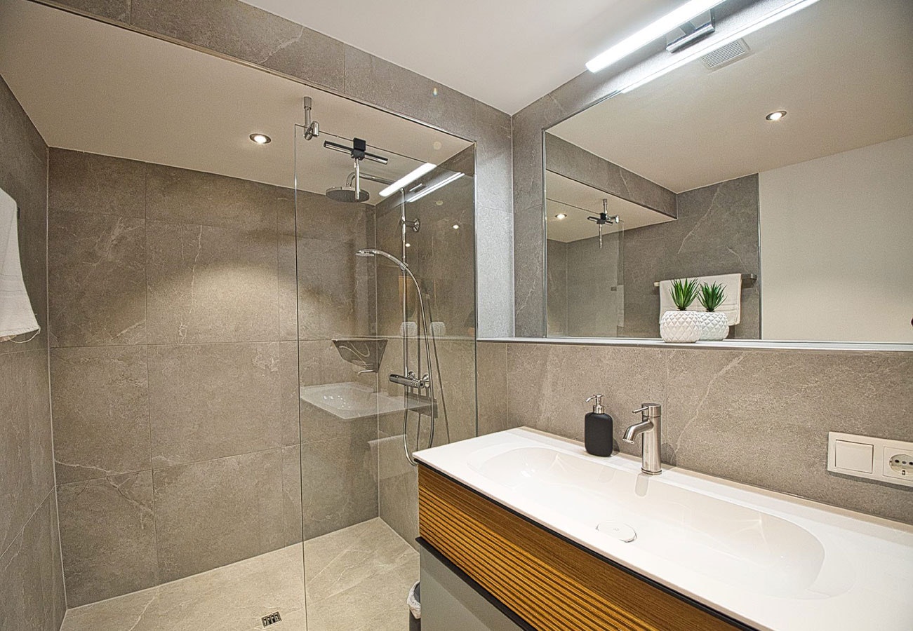 modernes badezimmer mit spiegel und spot beleuchtung