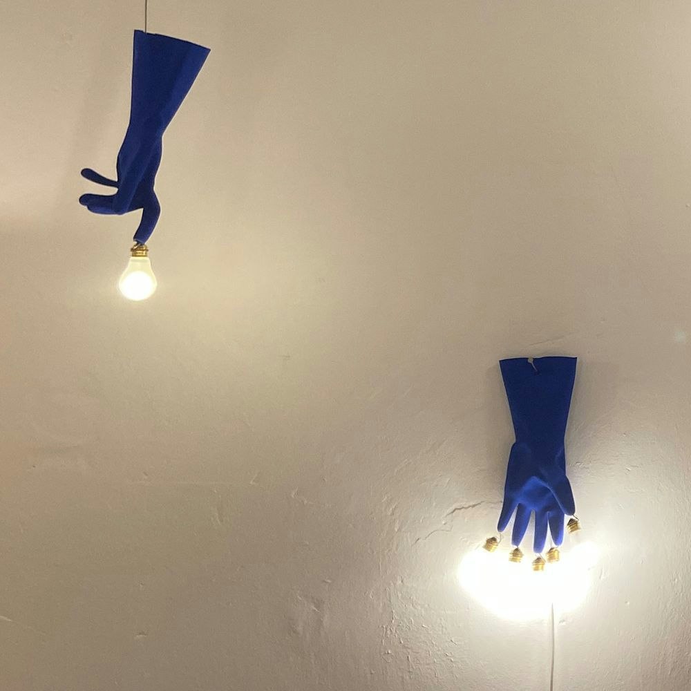 Ingo Maurer LED Wandlampe Luzy On The Wall Gummihandschuh blau thumbnail 3