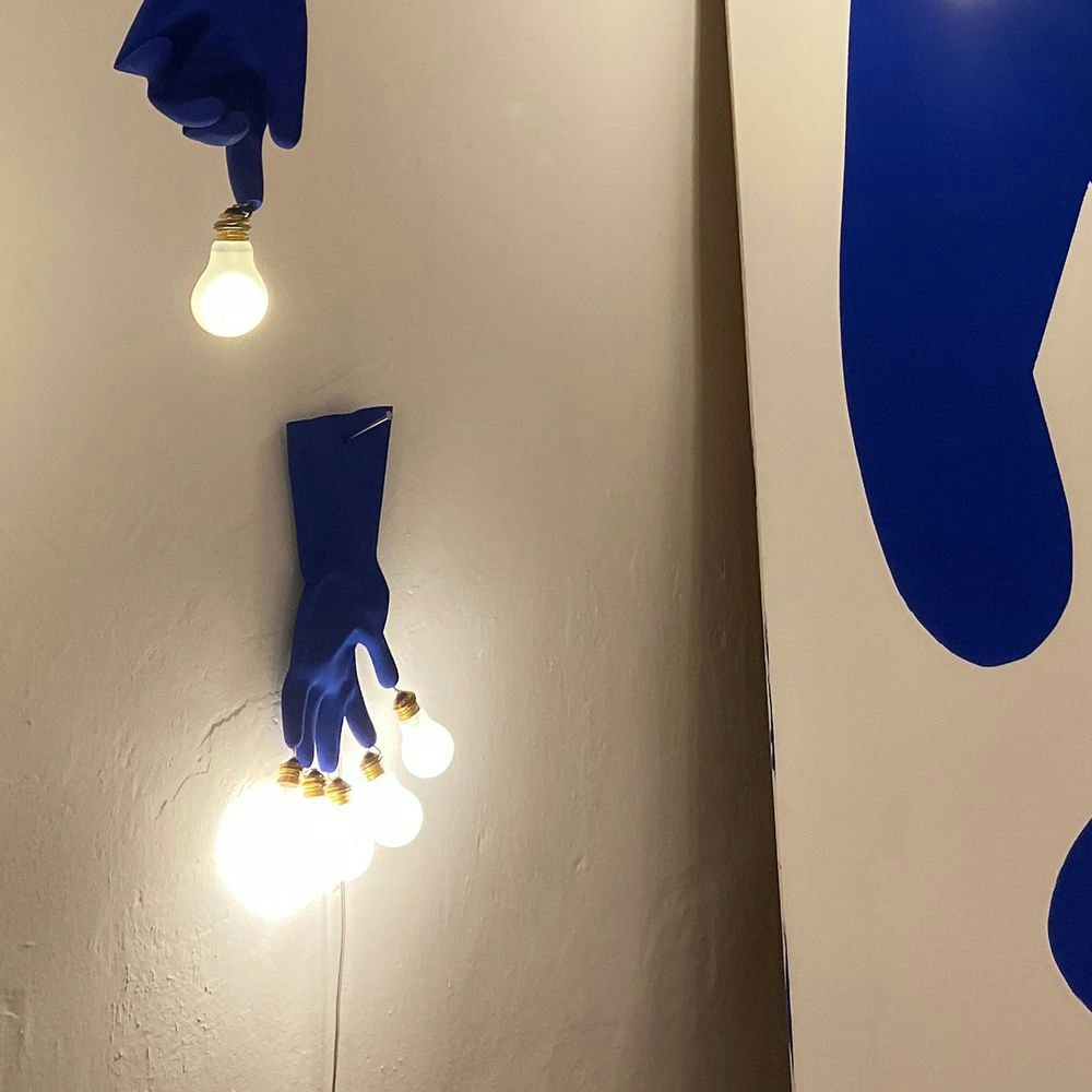 Ingo Maurer LED Wandlampe Luzy On The Wall Gummihandschuh blau 2
                                                                        